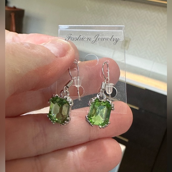 New in. EARRINGS *BRAND-NEW* - Picture 2 of 4